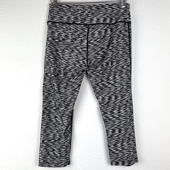 Calvin Klein Performance Black and White Cropped Dry Fit Leggings Size Medium - Picture 5 of 5